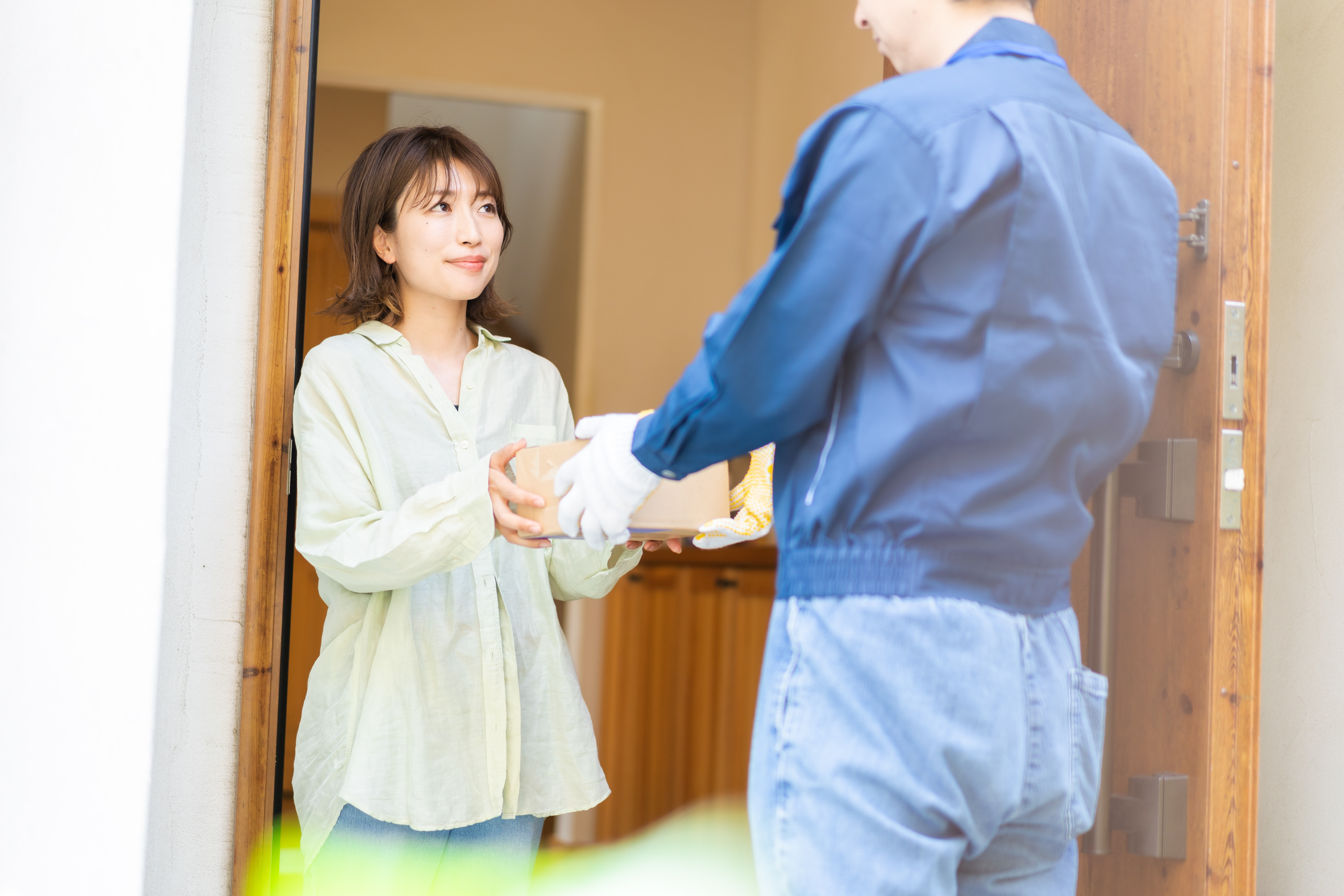 荷物を受け取っている女性の画像