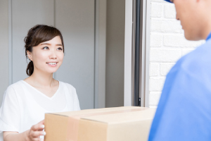 荷物を受け取っている女性の画像