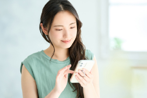 ビデオ通話をしている女性の画像