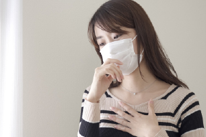 マスクをしている女性の画像