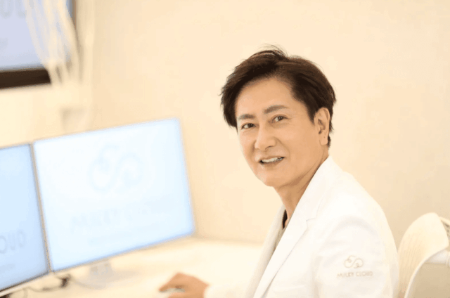 診察室座っている写真jpg (1)